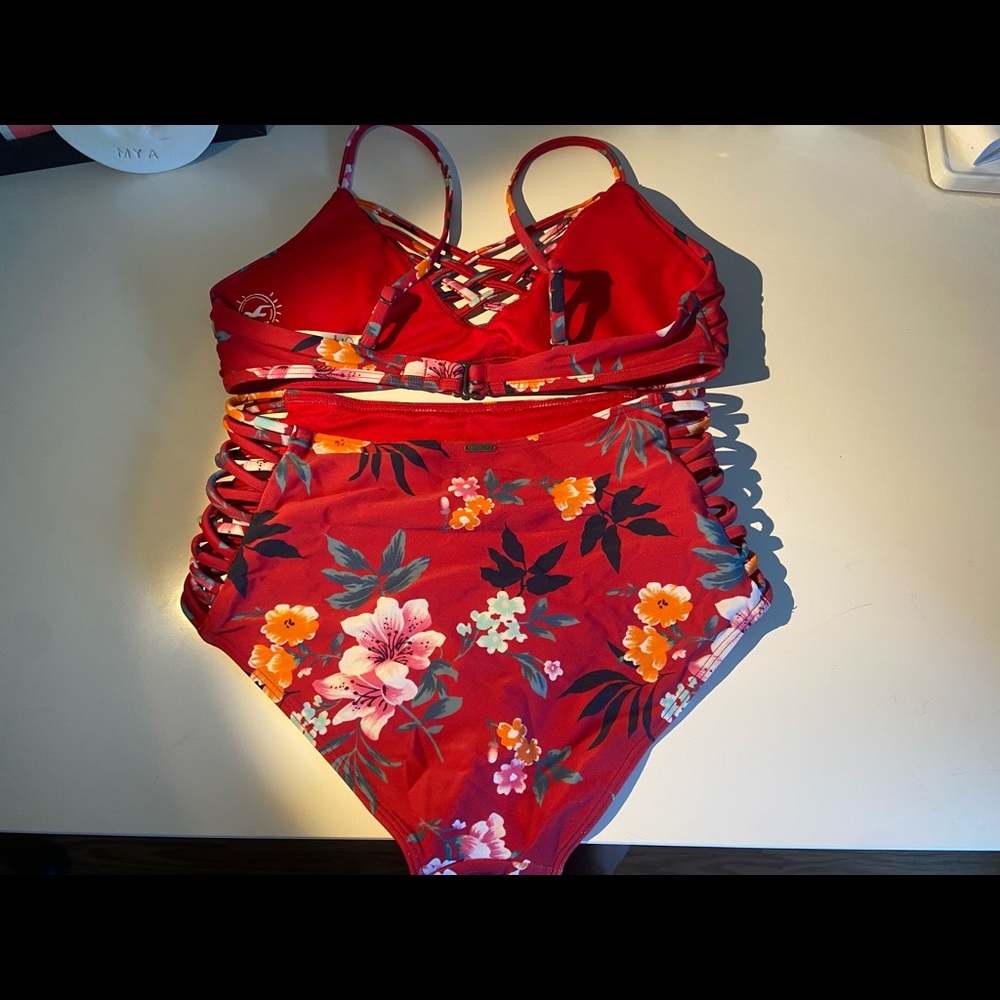Hollister HI-rise bathing suit - Picture 2 of 3